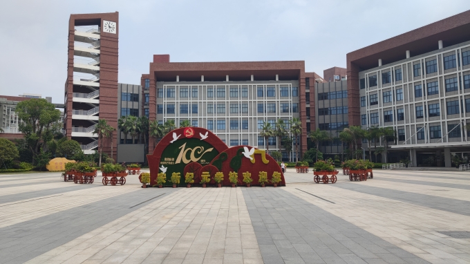 智龍“高中信息技術(shù)開發(fā)套裝”順利入駐瑞安市上海新紀(jì)元高級(jí)中學(xué)！